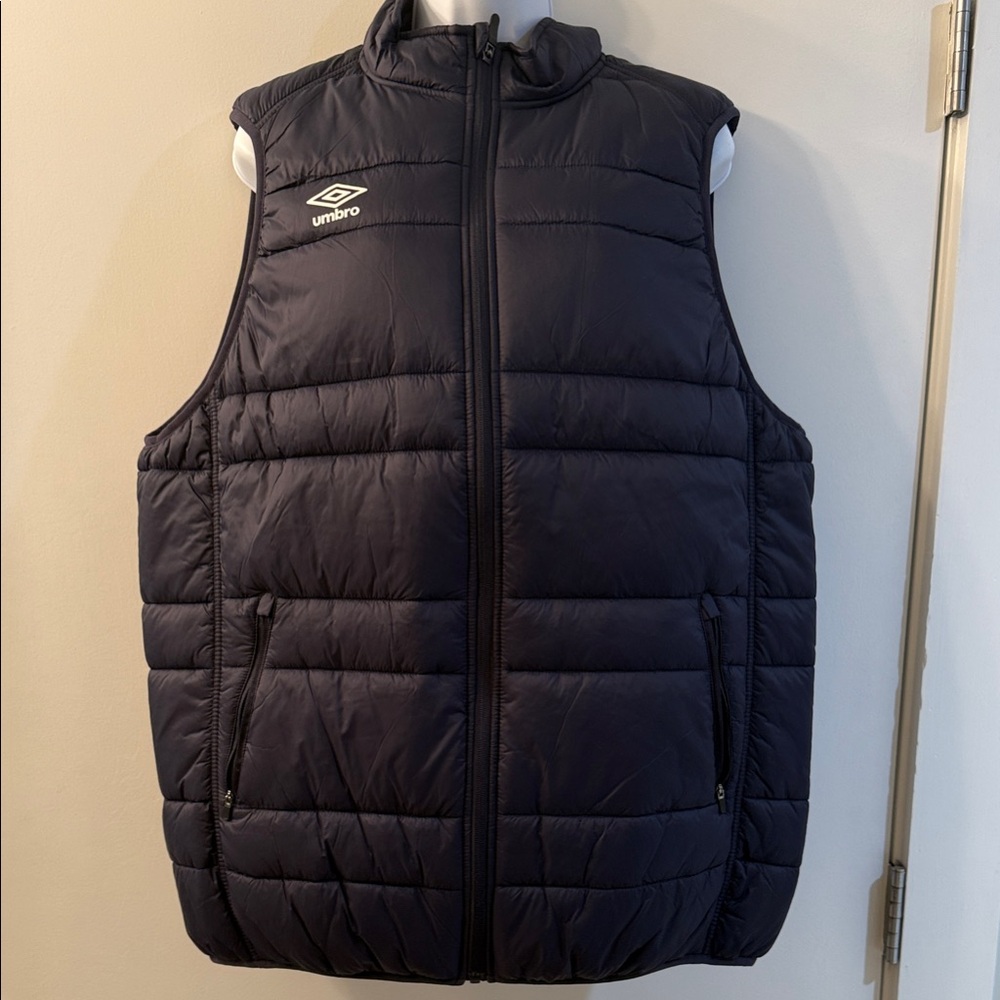 Umbro Men's Navy Large Quilted Vest. Light weight. Zip front w/zipper pocket.
